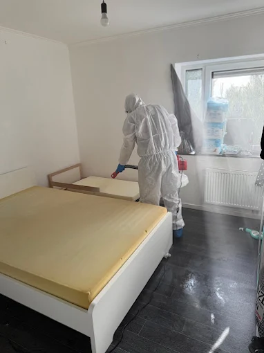 Technicien Deratihome traitant une chambre contre les punaises de lit