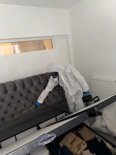 Technicien Deratihome traitant la tête d’un lit capitonné